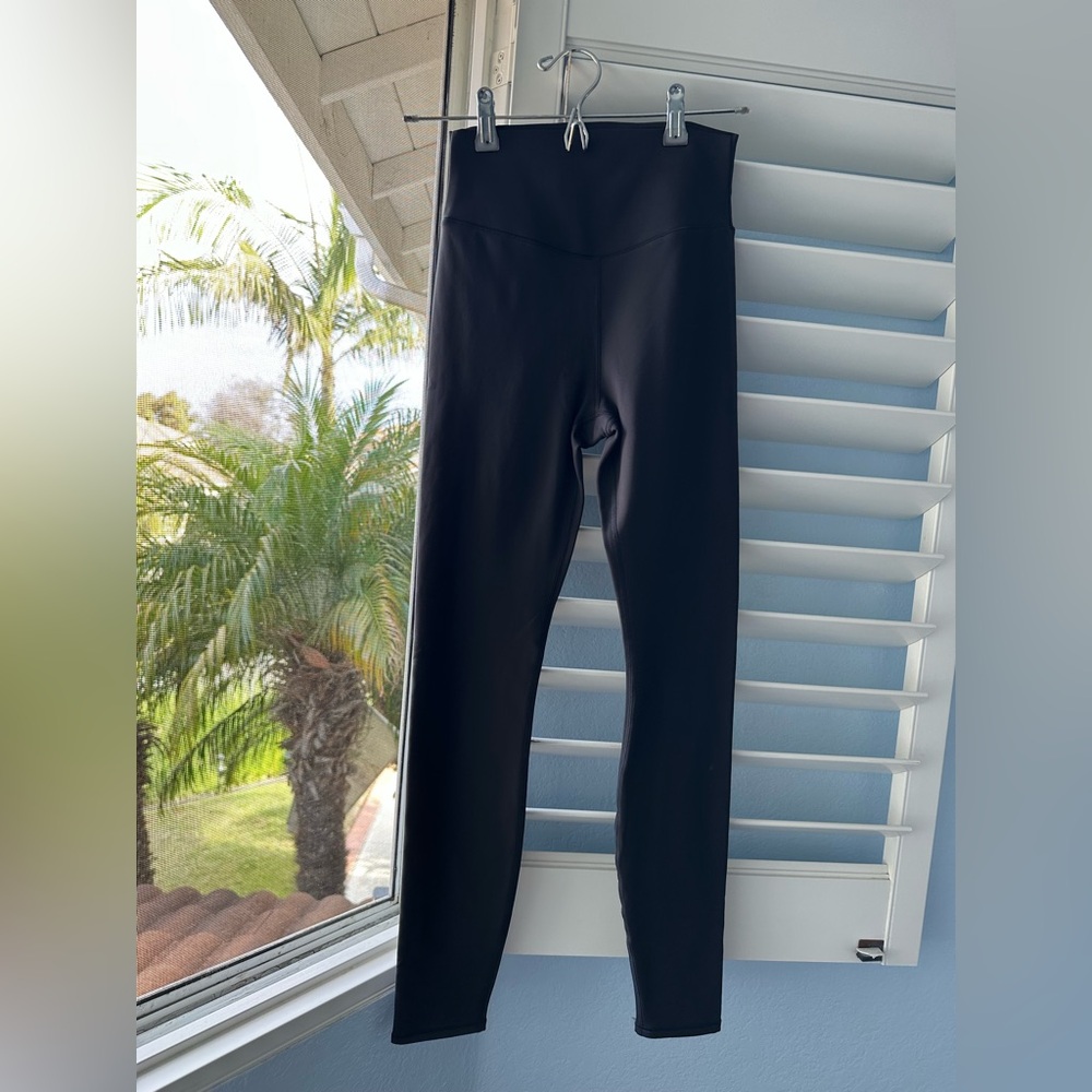 Vuori Chilled Out Legging. Washed Black. Women’s size Small. NWOT